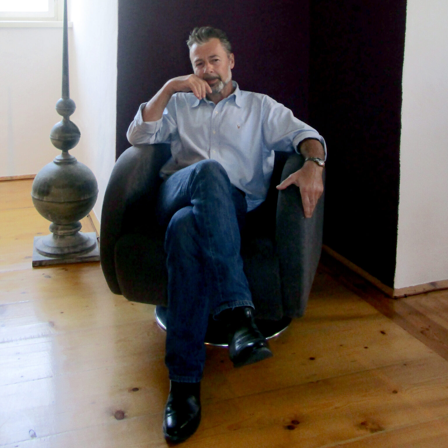 the artist Christoph Medwed sitting in a lounge chair
